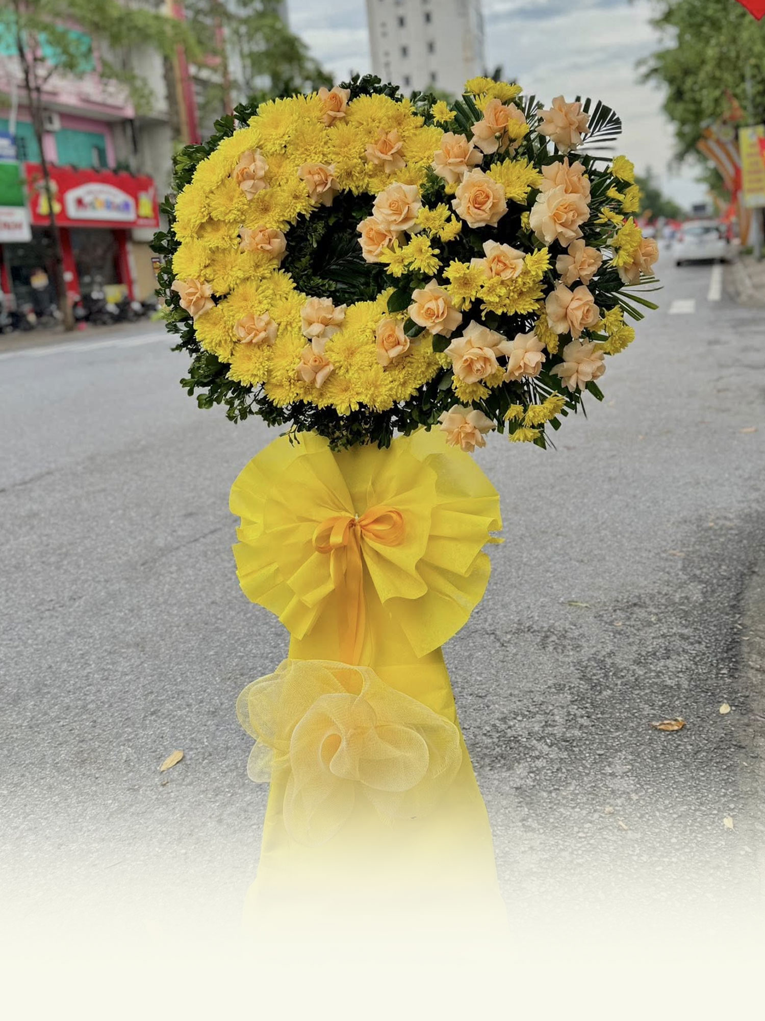 Hoa viếng trang trọng tại Thái Bình